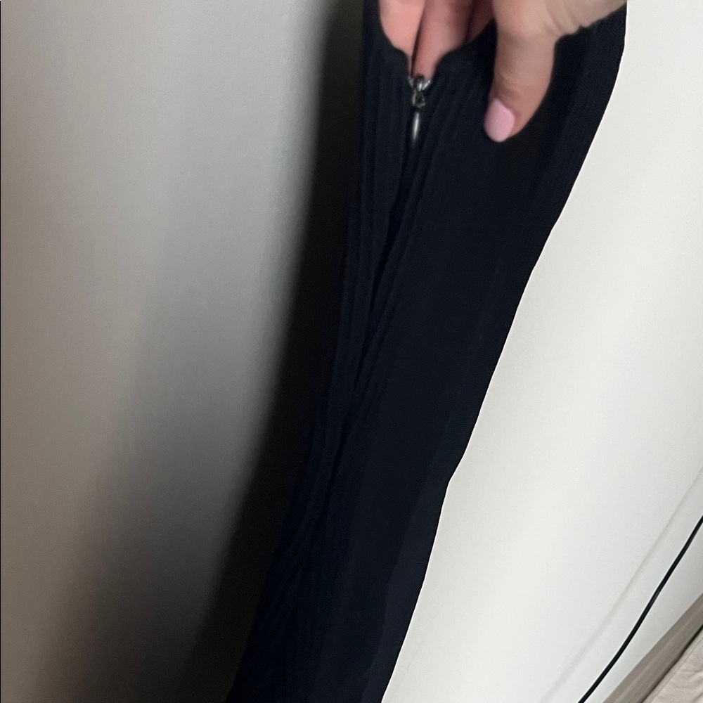 Elegant Black Sleeveless Dress - Picture 5 of 5
